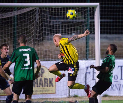 IFK Hässleholms Alexander Sjöström nära nicka in bollen