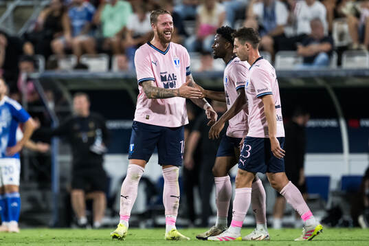 Emmanuel Ekong of Malmö FF celebrates with Pontus Jansson
