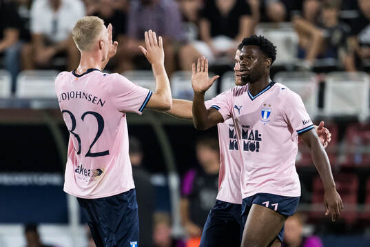 Emmanuel Ekong of Malmö FF celebrates with Daniel