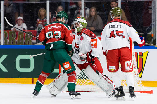 Filip Cederqvist of Frölunda and goaltender Samuel Harvey
