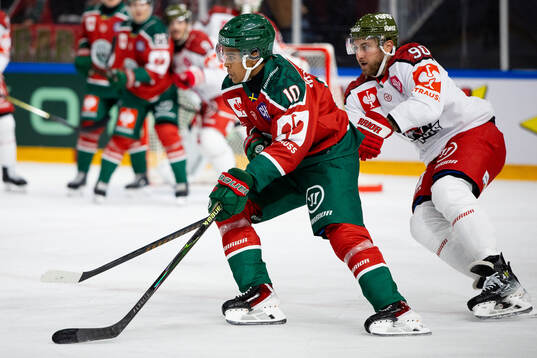Max Westergård of Frölunda and Dylan Damian Di Perna of