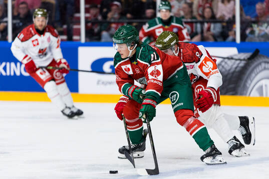 Ivar Stenberg of Frölunda and Maxwell Heston Gildon of