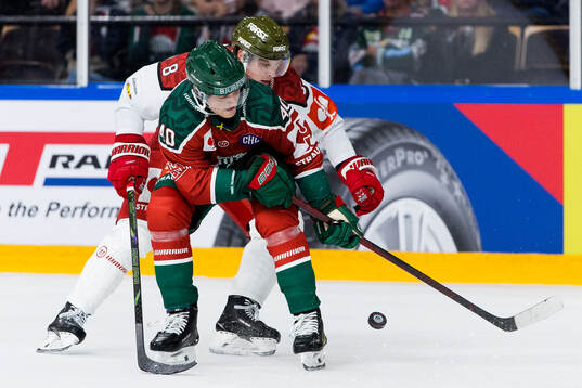 Jacob Peterson of Frölunda and Maxwell Heston Gildon of