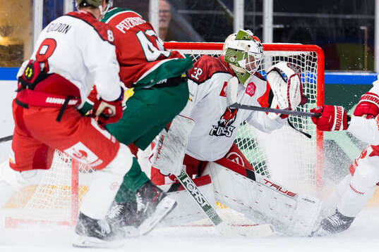 Jacob Peterson of Frölunda scores 2-0 behind goaltender
