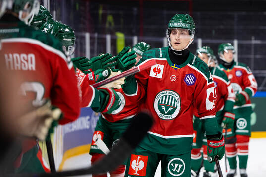 Jacob Peterson of Frölunda celebrates