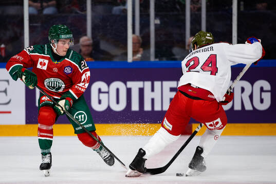 Jere Innala of Frölunda and Cole Schneider of Bolzano