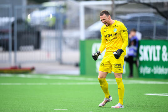 Västerås målvakt Anton Fagerström jublar