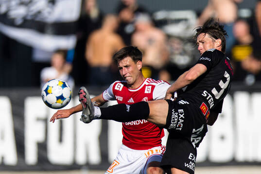 Sandvikens IFs Filip Olsson i kamp om bollen med Örebros