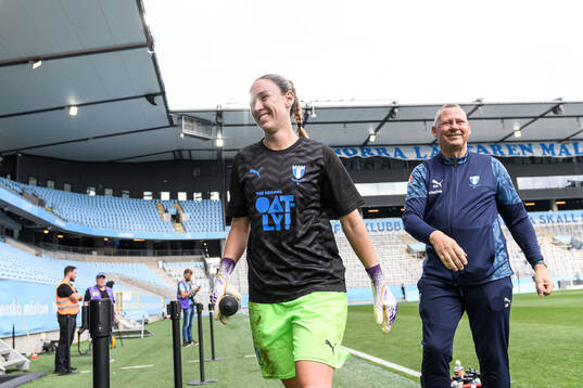 Malmö FFs målvakt Moa Öhman och team manager Anders