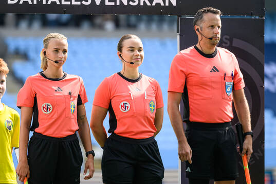 Assisterande domare Victoria Nilsen, Norge och Domare Maren