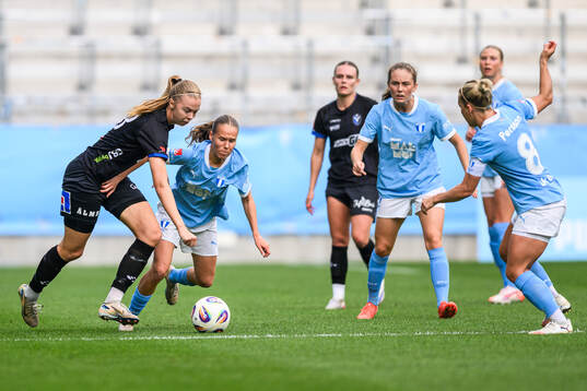 Växjö DFFs Elin Nilsson och Malmö FFs Karoline Olesen