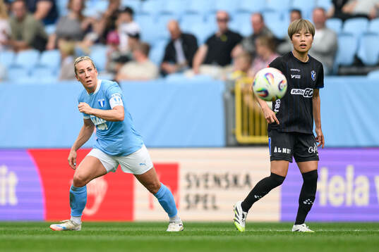 Malmö FFs Mia Persson och Växjö DFFs Suzu Amano