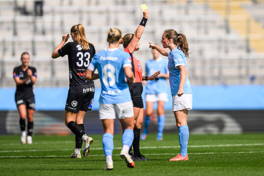 Domare Maren Hatletvedt varnar Malmö FFs Matilda Kristell
