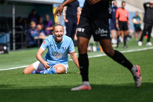 Malmö FFs Tuva Skoog reagerar på ett domslut