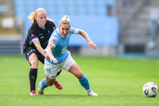 Växjö DFFs Ebba Wieder och Malmö FFs Mia Persson