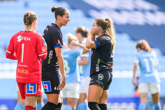 Växjö DFFs målvakt Maja Bay Østergaard, Nellie Karlsson