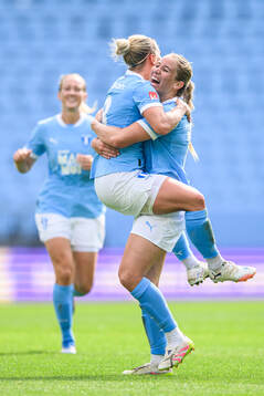 Malmö FFs Mia Persson och Courtney Nevin jublar