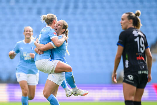 Malmö FFs Mia Persson och Courtney Nevin jublar
