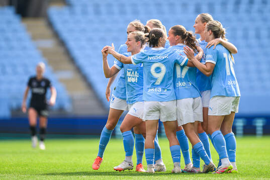 Malmö FFs Mia Persson jublar med lagkamrater