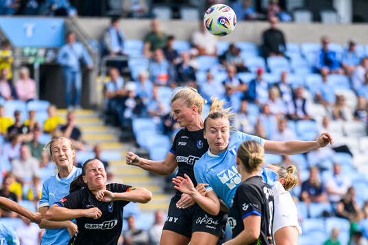 Växjö DFFs Lovisa Gustafsson och Malmö FFs Sara Kanutte