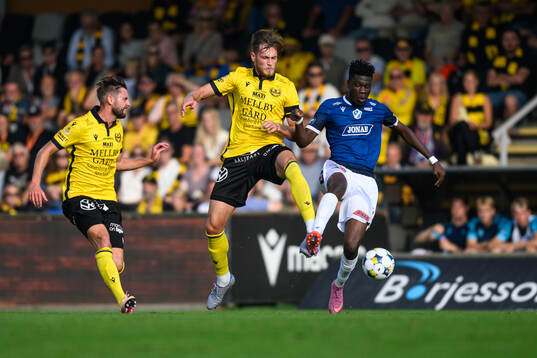 Mjällbys Ludvig Svanberg och Halmstads Emmanuel Yeboah