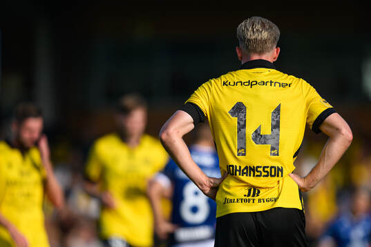 Mjällbys Herman Johansson med ett sorgeband för att hedra
