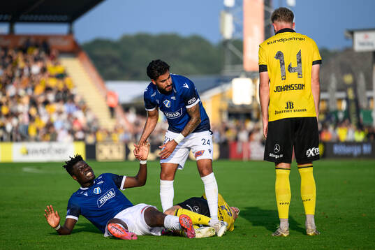 Halmstads Emmanuel Yeboah och Rami Kaib bredvid Mjällbys