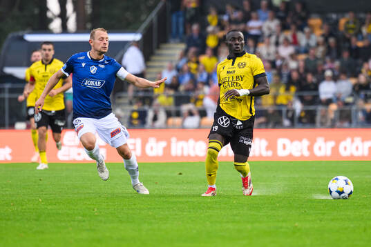 Halmstads Joel Allansson och Mjällbys Abdoulie Manneh