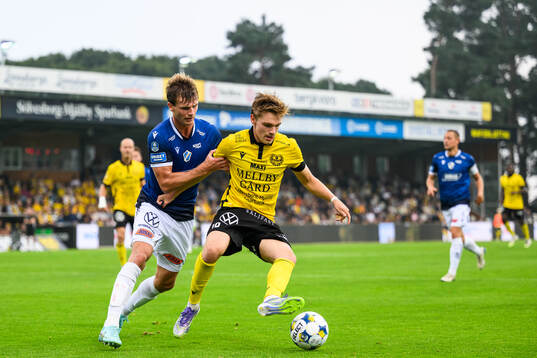 Halmstads Filip Schyberg och Mjällbys Jeppe Kjaer