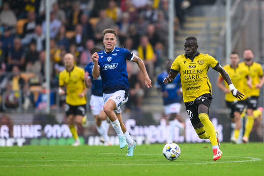 Halmstads Niilo Mäenpää och Mjällbys Abdoulie Manneh