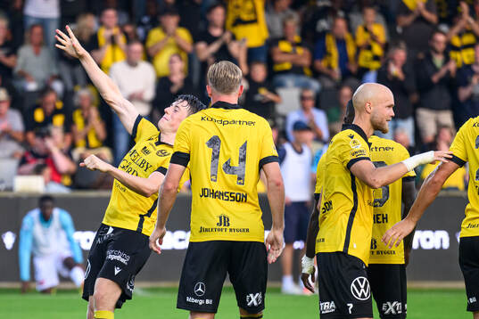 Mjällbys Elliot Stroud jublar med lagkamrater