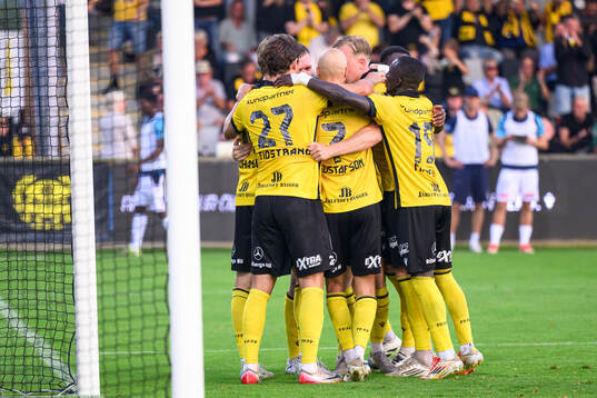 Mjällbys Elliot Stroud jublar med lagkamrater