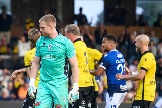 Halmstads målvakt Tim Erlandsson deppar