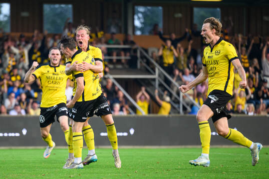 Mjällbys Elliot Stroud och Herman Johansson jublar 1-0