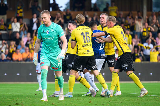 Mjällbys Elliot Stroud jublar med lagkamrater