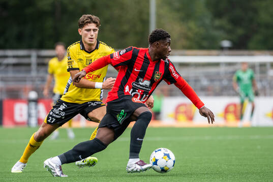 Elfsborgs Besfort Zeneli och Brommapojkarnas Issiaga Camara