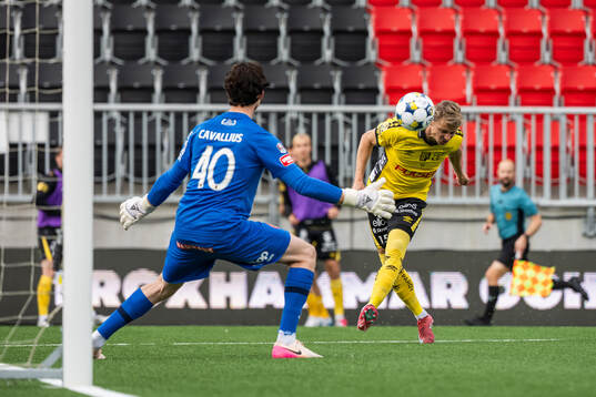 Brommapojkarnas målvakt Leo Cavallius och Elfsborgs Simon