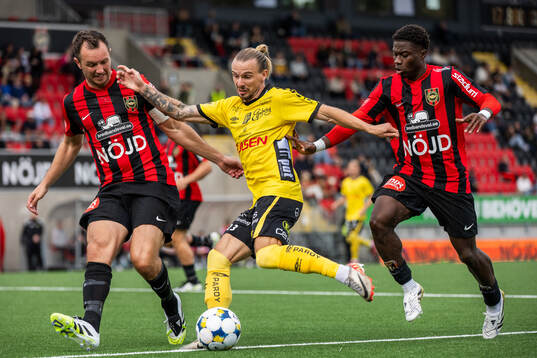 Brommapojkarnas Even Hovland och Issiaga Camara i kamp om