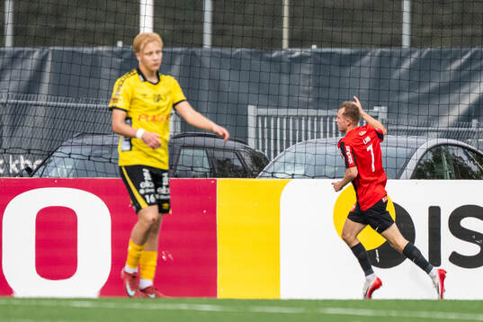 Brommapojkarnas Victor Lind jublar
