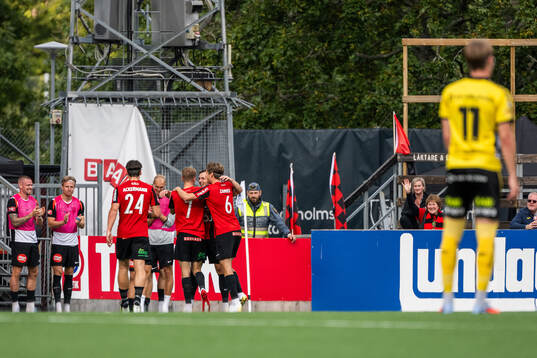 Brommapojkarnas Victor Lind jublar med lagkamrater