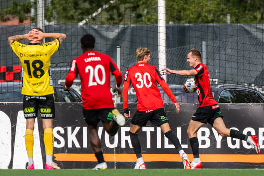 Brommapojkarnas Victor Lind jublar