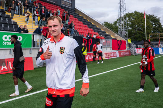 Brommapojkarnas Victor Lind jublar