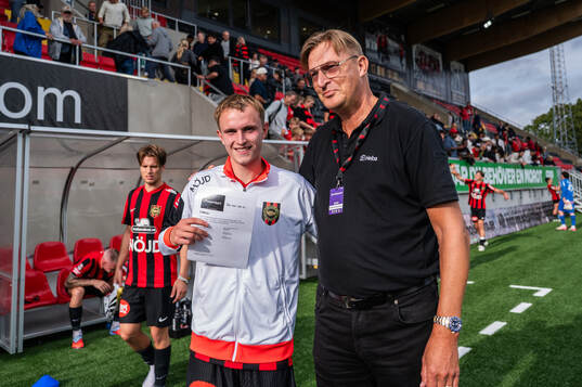 Brommapojkarnas Victor Lind får pris som matchens lirare