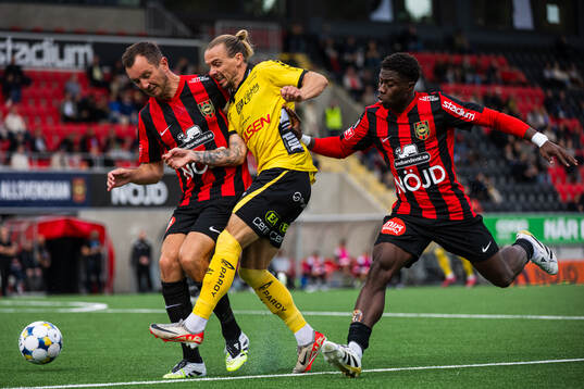 Brommapojkarnas Even Hovland och Issiaga Camara i kamp om