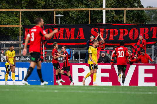 Brommapojkarnas Victor Lind jublar