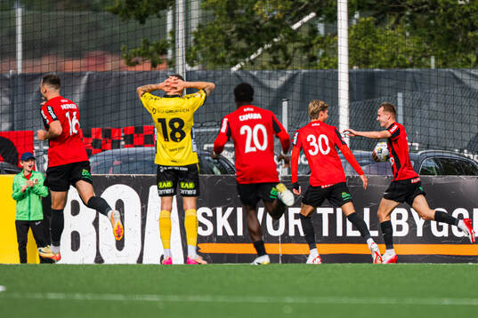 Brommapojkarnas Victor Lind jublar