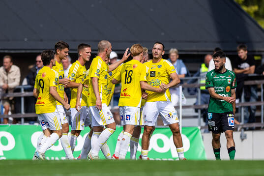 Falkenbergs Viktor Ekblom jublar med lagkamrater