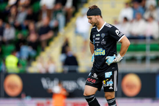 Falkenbergs målvakt Anton Andersson deppar