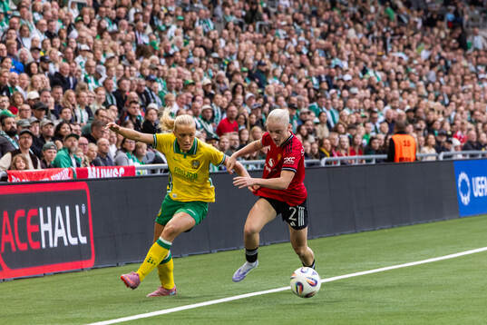 Smilla Holmberg of Hammarby and Anna Sandberg of Manchester