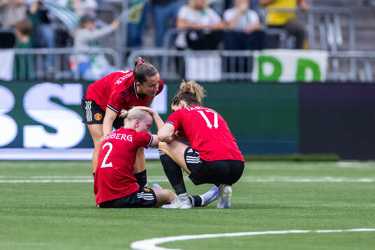Anna Sandberg of Manchester United in pain